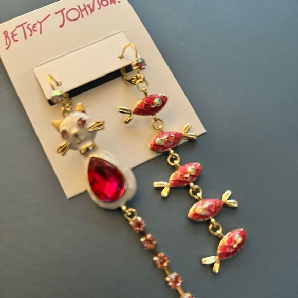 Betsey Johnson rare mismatched kitty cat & fishies stunning dangle earrings ♥️ - Picture 3 of 7